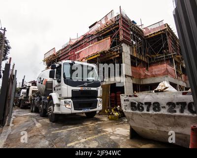 Sao Paulo, Brasile, 08 giugno 2022. Betoniera camion per la produzione di cemento e calcestruzzo nel cantiere di un edificio commerciale SA Foto Stock