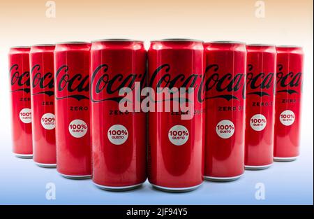 Lattina di Coca Cola isolato su sfondo colorato. Foto Stock
