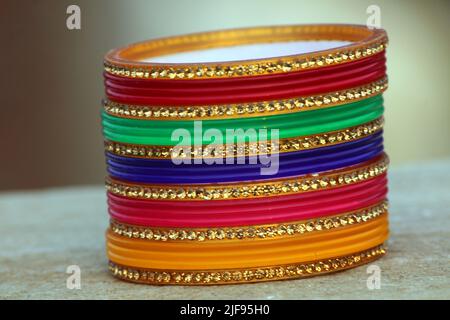 alcuni bracciali colorati si mettono sulla pietra Foto Stock