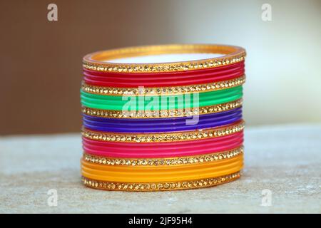 alcuni bracciali colorati si mettono sulla pietra Foto Stock