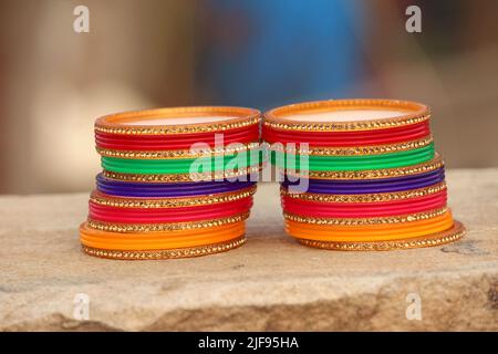 alcuni bracciali colorati si mettono sulla pietra Foto Stock