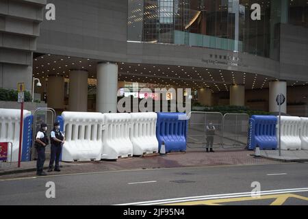 La polizia si trova in un posto di controllo fuori dal Centro Esposizioni di Hong Kong, dove Xi Jinping ha visitato oggi. Il leader cinese si trova nella città della RAS per partecipare alla cerimonia del 25th anniversario della consegna, così come il giuramento di Hong Kongs nuovo amministratore delegato, John Lee il leader cinese si trova nella città della RAS per partecipare alla cerimonia del 25th anniversario della consegna, Così come il giuramento di Hong Kongs nuovo amministratore delegato, John Lee Foto Stock