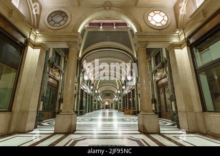 Torino, Italia. Giugno 15, 2022. Veduta di Gallería de San Federico costruita nel 1930s dall'architetto Federico Canova e dal Vittorio Bonade Bottino Foto Stock