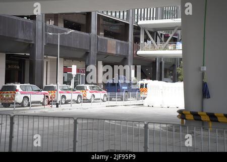Auto di polizia e un veicolo tattico blindato vicino a un checkpoint fuori dal Centro Esposizioni di Hong Kong, dove Xi Jinping ha visitato oggi. Il leader cinese si trova nella città della RAS per partecipare alla cerimonia del 25th anniversario della consegna, così come il giuramento di Hong Kongs nuovo amministratore delegato, John Lee il leader cinese si trova nella città della RAS per partecipare alla cerimonia del 25th anniversario della consegna, Così come il giuramento di Hong Kongs nuovo amministratore delegato, John Lee Foto Stock