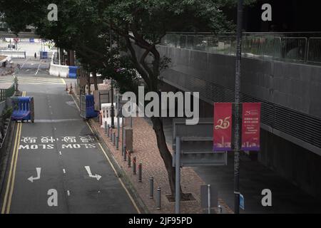 Un checkpoint e una bandiera fuori dal Centro Espositivo di Hong Kong, dove Xi Jinping ha visitato oggi. Il leader cinese si trova nella città della RAS per partecipare alla cerimonia del 25th anniversario della consegna, così come il giuramento di Hong Kongs nuovo amministratore delegato, John Lee il leader cinese si trova nella città della RAS per partecipare alla cerimonia del 25th anniversario della consegna, Così come il giuramento di Hong Kongs nuovo amministratore delegato, John Lee Foto Stock