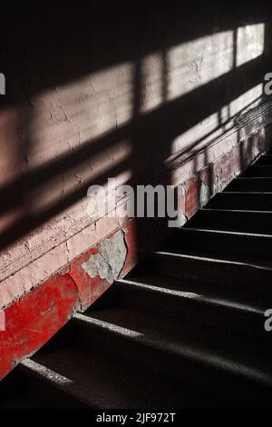 Grungo sfondo interno astratto con una scala vuota e scura. Foto verticale Foto Stock