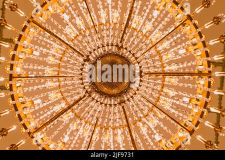 Elementi di design in vetro di cristallo di lampadario vintage rotondo, vista dal basso. Dettagli interni classici di lusso Foto Stock