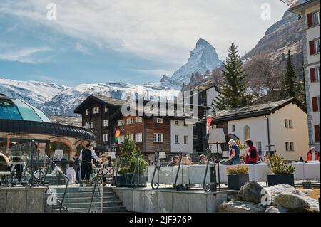 ZERMATT, SVIZZERA - Apr 11, 2022: Un paesaggio intorno al centro di Zermatt, una località di montagna rinomata per lo sci, l'arrampicata e l'escursionismo. T Foto Stock