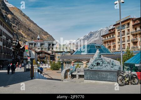ZERMATT, SVIZZERA - Apr 11, 2022: Un paesaggio intorno al centro di Zermatt, una località di montagna rinomata per lo sci, l'arrampicata e l'escursionismo. T Foto Stock