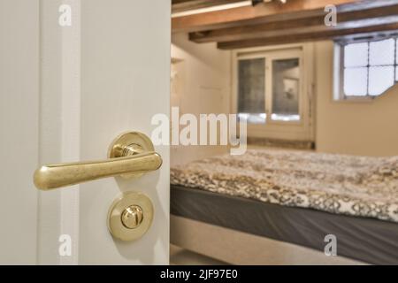 Ampia e luminosa camera mansardata per il lavoro e il relax, con una splendida vista dalla finestra Foto Stock