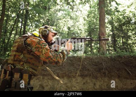 L'esercito ucraino insegna ad usare il fucile Kalashnikov durante la guerra dell'Ucraina con la Russia Foto Stock