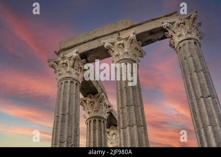 Colonne corinzie del tempio romano di Evora, costruito intorno al 1st secolo. È conosciuto come il Tempio di Diana e dedicato all'Imperatore Agosto Foto Stock