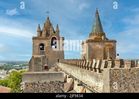 Vista dal tetto della cattedrale di Evora, costruita tra i secoli 12th e 18th in stile architettonico romanico, gotico, manuelino e barocco. E Foto Stock