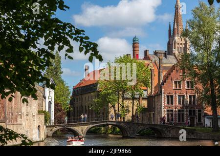 Ponte Begijnhof nella città medievale di Bruges. Il ponte vi porta al Beguinage Ten Wijngaerde. Belgio. Foto Stock