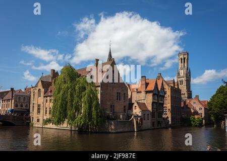 Rozenhoedkaai, Rosary Quay, uno dei luoghi più popolari da visitare a Bruges. Il canale è circondato da una splendida architettura medievale. Belgio. Foto Stock