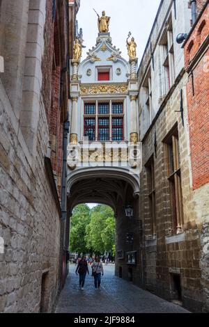 Blinde Ezelstraat è una porta di accesso a Piazza Burg a Bruges. Belgio. Foto Stock