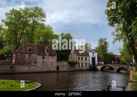 Ponte Begijnhof nella città medievale di Bruges. Il ponte vi porta al Beguinage Ten Wijngaerde. Belgio. Foto Stock