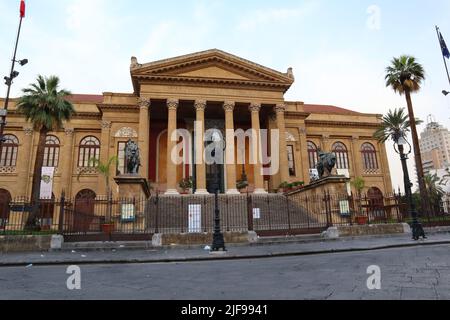 Palermo, Sicilia (Italia): Teatro massimo, Teatro dell'Opera e Balletto situato in piazza Giuseppe Verdi Foto Stock