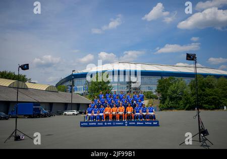 Feature, il team di fronte alla Veltins Arena. Foto della squadra in cima alla fila da sinistra a destra: Sebastian Polter, Ibrahima Cisse, Simon Terodde, Marius BUELTER (BÃ lter), Blendi Idrizi, Tom Krauss, Tom Krauss, Leo Greiml. Seconda fila da sinistra a destra: Dominick Drexler, Henning Matriciani, Malick Thiaw, Kerim Calhanoglu, Thomas Ouwejan, Florian Flick, Marvin Pieringer. Terza fila da sinistra a destra: Danny Lanza, Goalwartcoach Simon Henzler, co-allenatore Beniamino Molinari, co-allenatore Mike BUESKENS (BÃ skens), coach Frank Kramer, co-allenatore Matthias Kreutzer, Gerald Asamoah, Victor Palsson. Riga inferiore da sinistra Foto Stock