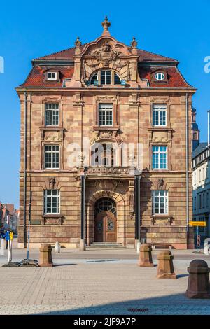 Splendida vista laterale dello Stadthaus, il municipio di Speyer, Germania. La facciata, decorata con ornamenti, corrisponde nel design al Viennese... Foto Stock