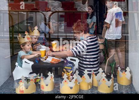 Madrid, Spagna. 22nd maggio 2022. I clienti sono visti indossare corone di carta presso la catena americana di hamburger fast food Burger King in Spagna. Credit: SOPA Images Limited/Alamy Live News Foto Stock