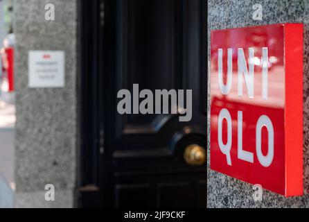 Madrid, Spagna. 10th giugno 2022. Marchio di abbigliamento giapponese Uniqlo logo e negozio in Spagna. Credit: SOPA Images Limited/Alamy Live News Foto Stock