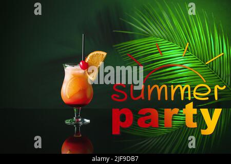 Banner pubblicitario per festa estiva con bicchiere di gustoso cocktail Tequila Sunrise Foto Stock