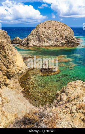 Costa rocciosa e scogliere, Isola di Isleta del Moro, Parco Naturale Cabo de Gata-Níjar, Riserva della Biosfera dell'UNESCO, Regione del clima del deserto caldo, Almería, Foto Stock