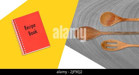 Vista dall'alto degli utensili di legno di cottura del set su sfondo scuro Foto Stock