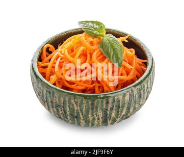 Ciotola di insalata speziata di carote coreane su sfondo bianco Foto Stock