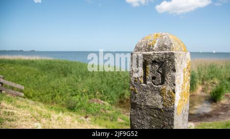 Enkhuizen, Paesi Bassi. Giugno 2022. Vecchio polo di confine sulla diga vicino Enkhuizen. Foto di alta qualità. Primo piano. Messa a fuoco selettiva. Foto Stock