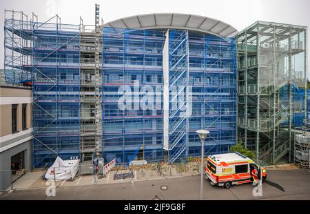 Lipsia, Germania. 01st luglio 2022. Un'ambulanza conduce al pronto soccorso dell'ospedale universitario, in fase di ristrutturazione. Lo stesso giorno, l'Ufficio di controllo statale della Sassonia presenta il primo volume della sua relazione annuale per quest'anno. In esso, attestano un notevole divario di investimenti negli ospedali universitari di Dresda e Lipsia. Credit: Jan Woitas/dpa/Alamy Live News Foto Stock