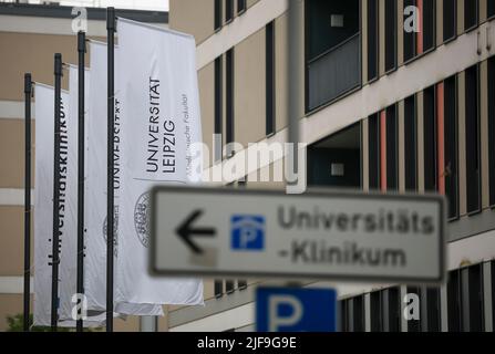 Lipsia, Germania. 01st luglio 2022. SPERRFRIST 01,07. Alle 11:00 le bandiere dell'Università di Lipsia e dell'Ospedale Universitario si trovano di fronte ad un edificio della clinica. Lo stesso giorno, l'Ufficio di controllo statale della Sassonia presenta il primo volume della sua relazione annuale per quest'anno. In esso, attestano che gli ospedali universitari di Dresda e Lipsia presentano un notevole divario di investimenti. Credit: Jan Woitas/dpa/Alamy Live News Foto Stock