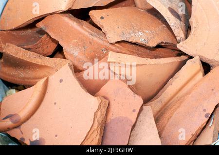 Primo piano tessuto di carta sgualcita per il confezionamento di prodotti da negozi online, imballaggio ecologico in materiale riciclabile. Foto Stock