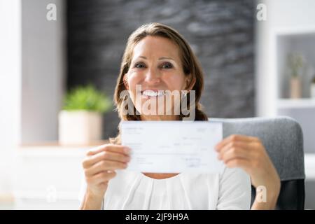 Close-up di un sorridente imprenditrice che mostra azienda verificare Foto Stock