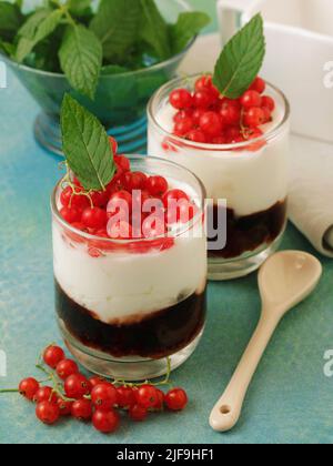 Ribes rosso con yogurt e marmellata. Foto Stock