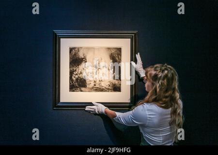 Londra, Regno Unito. 1st luglio 2022. Rembrandt's drypoint Three Crosses Est £800.000-1.200.000 la promozione serale degli Old Masters presso Christie's London sarà disponibile dal 24 giugno al 19 luglio. Credit: Paul Quezada-Neiman/Alamy Live News Foto Stock