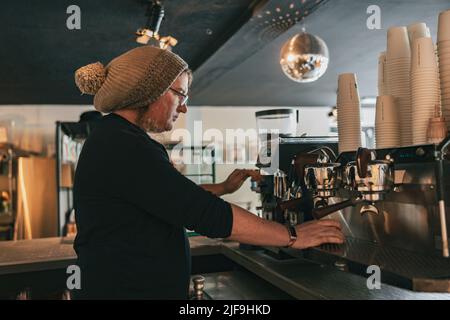 Barista che prepara caffè espresso in macchina automatica caffè in caffè Foto Stock