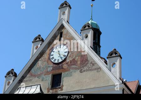 Viste storiche in una giornata estiva a Freising, in baviera, che mostrano la facciata esterna con orologio e torrette sul r Foto Stock