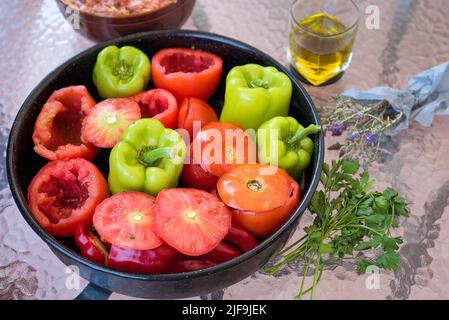 Cibo estivo greco, gemista. Pomodori ripieni e peperoni con riso, cipolla, carne tritata, cotti in forno. Cibo leggero e gustoso. Foto Stock