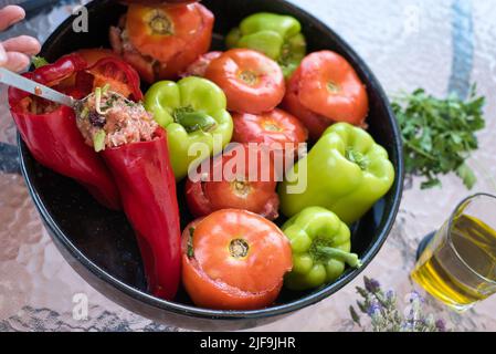Cibo estivo greco, gemista. Pomodori ripieni e peperoni con riso, cipolla, carne tritata, cotti in forno. Cibo leggero e gustoso. Foto Stock