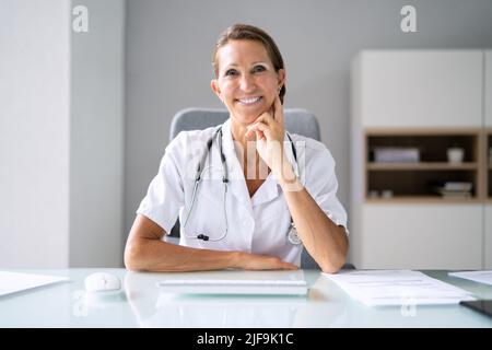 Ritratto di una donna sorridente medico in clinica Foto Stock