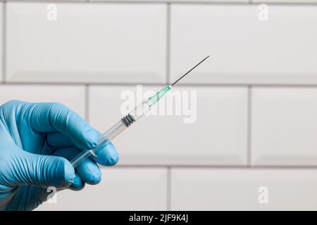 Mano del medico con il supporto di respirazione di pur della maschera di ossigeno usa e getta Foto Stock