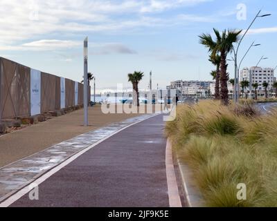 Pista ciclabile rossa vuota nella città di Nador Foto Stock