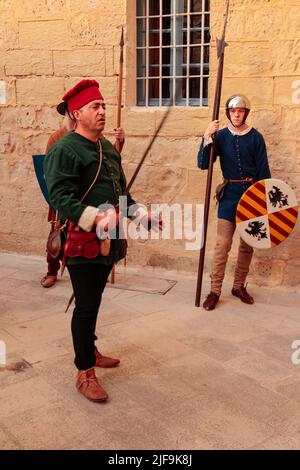 Un nobile Francesco Gatto che dimostra le sue armi ad un pubblico in una rievocazione della vita del 15th secolo a Mdina, Malta, Mediterraneo Una guida turistica, Foto Stock