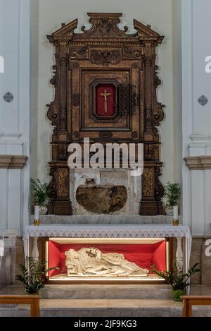 La statua miracolosa del santo patrono della città, il martire Santa Lucia del 4th c. nella Basilica Santuario Santa Lucia al Sepolcro, Siracusa, Sicilia, Italia Foto Stock