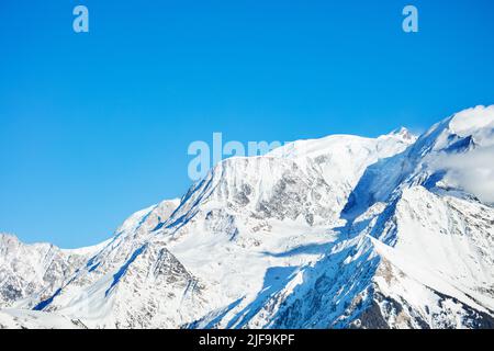 Cime nella neve Monte Bianco Alpi montagne massiccio su cielo blu Foto Stock