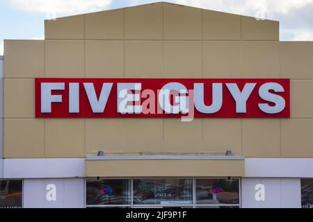 RISTORANTE FIVE GUYS. Five Guys Burgers Fries, fast casual catena di ristoranti focalizzata su hamburger e hot dog. HALIFAX, NOVA SCOTIA, CANADA - GIUGNO 2022 Foto Stock