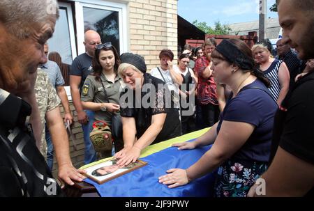 Babyntsi, Ucraina. 30th giugno 2022. La gente paga gli ultimi rispetti al ricercatore Volodymyr Kochetov, morto nella regione di Donetsk il 24 giugno, mentre difende l'Ucraina dagli occupanti russi, l'insediamento urbano di Babyntsi, la regione di Kyiv, l'Ucraina settentrionale, il 30 giugno, 2022. Foto di Volodymyr Tarasov/Ukrinfom/ABACAPRESS.COM Credit: Abaca Press/Alamy Live News Foto Stock