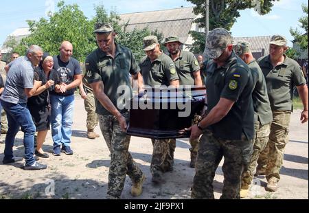 Babyntsi, Ucraina. 30th giugno 2022. La gente paga gli ultimi rispetti al ricercatore Volodymyr Kochetov, morto nella regione di Donetsk il 24 giugno, mentre difende l'Ucraina dagli occupanti russi, l'insediamento urbano di Babyntsi, la regione di Kyiv, l'Ucraina settentrionale, il 30 giugno, 2022. Foto di Volodymyr Tarasov/Ukrinfom/ABACAPRESS.COM Credit: Abaca Press/Alamy Live News Foto Stock